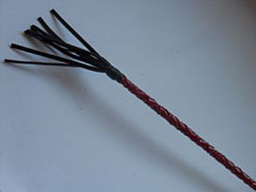 Плетеный короткий красный стек с наконечником в виде кисточки - 70 см. - 0
