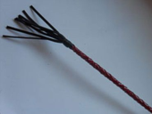 Плетеный короткий красный стек с наконечником в виде длинной кисточки - 70 см. - 0