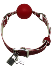 Красный силиконовый кляп-шарик с фиксацией и замочком - 3