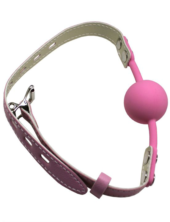 Розовый силиконовый кляп-шарик с фиксацией и замочком - 3