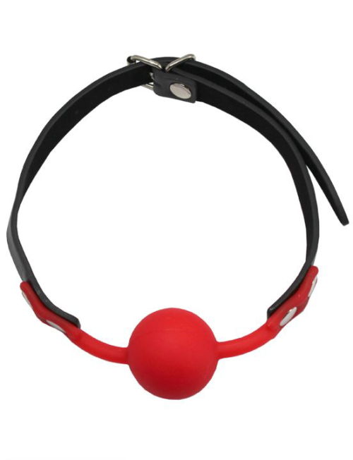 Красный силиконовый кляп-шарик с фиксацией на черных ремешках - 1