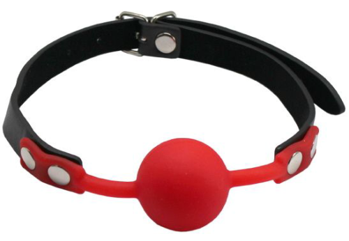 Красный силиконовый кляп-шарик с фиксацией на черных ремешках - 0