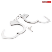Серебристые металлические наручники на сцепке с фигурными ключиками - 3