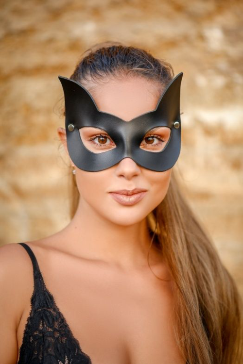 Черная кожаная маска с прорезями для глаз и ушками - 2