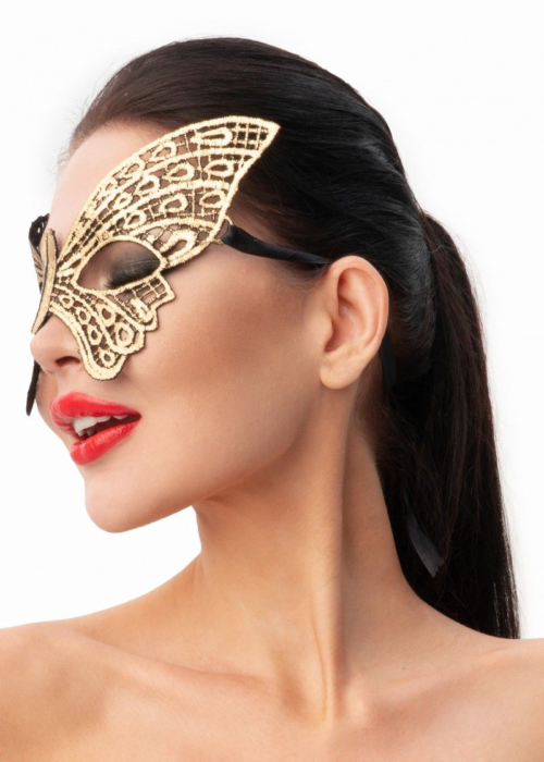 Золотистая женская карнавальная маска в форме бабочки - 1