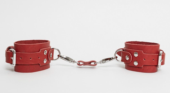 Красные кожаные наручники с соединительным ремешком - 1