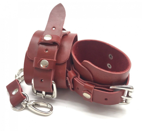 Красные кожаные наручники с соединительным ремешком - 0