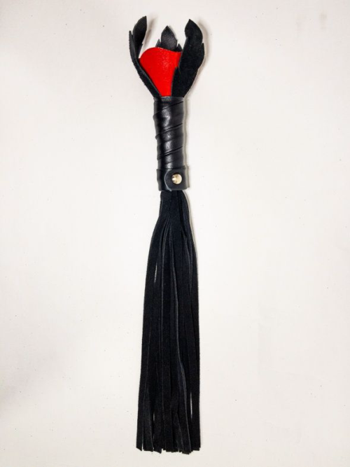 Черная замшевая плеть с красной лаковой розой в рукояти - 40 см. - 1
