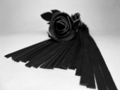Черная замшевая плеть с лаковой розой в рукояти - 40 см. - 0