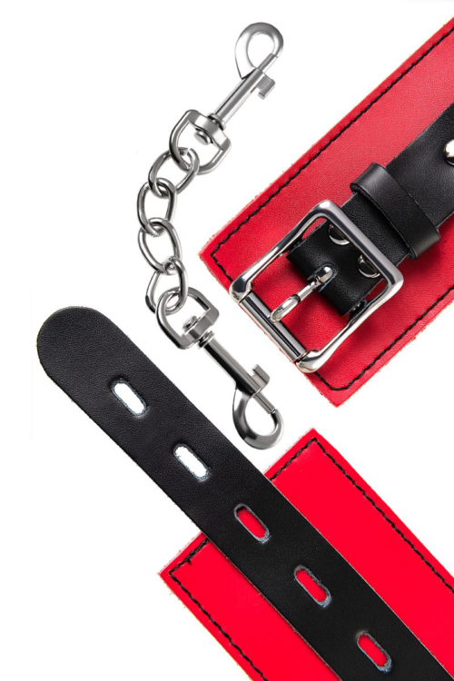 Красно-черные кожаные наручники со сцепкой - 10
