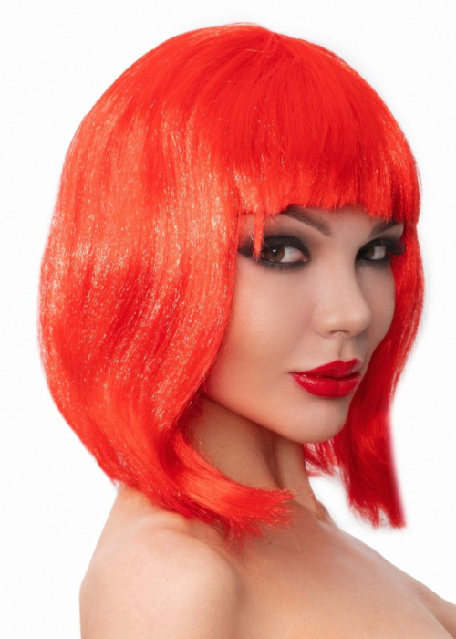 Красный парик-каре с челкой - 1