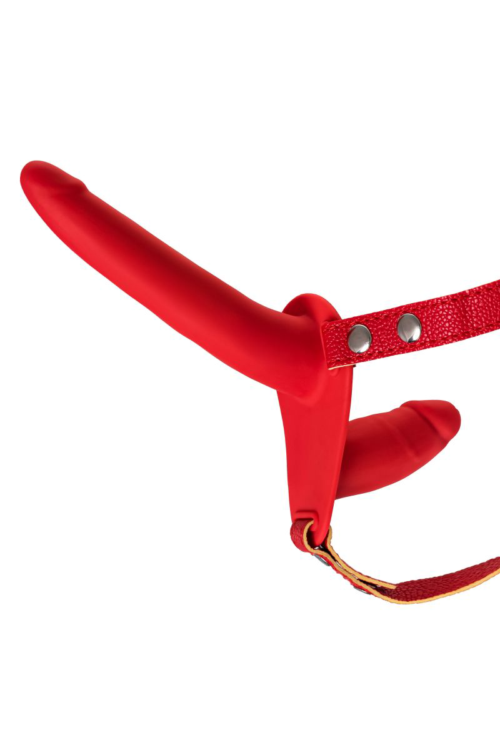 Красный страпон на ремнях с вагинальной пробкой - 15 см. - 3