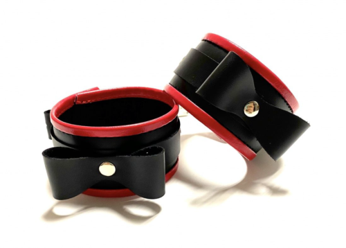 Черно-красные наручники с бантиками из эко-кожи - 0