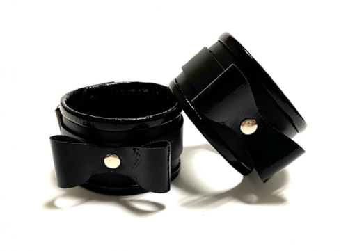 Черные наручники с бантиками из эко-кожи - 0