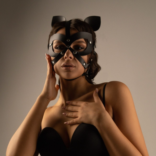 Черная кожаная маска-шлем с маленькими ушками - 0