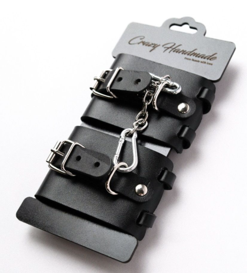 Черные кожаные наручники с ремешками - 0