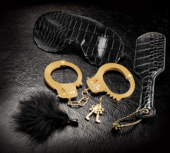 Набор Beginners Fantasy Kit из наручников, пуховки, маски и шлепалки - 0