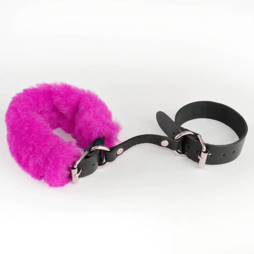 Черные кожаные наручники со съемной ярко-розовой опушкой - 0