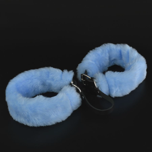 Черные кожаные оковы со съемной голубой опушкой - 0