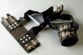 Чёрные наручники с хромированной трубкой для подвешивания - 0