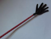 Длинный плетённый стек с наконечником-ладошкой и красной рукоятью - 85 см. - 0