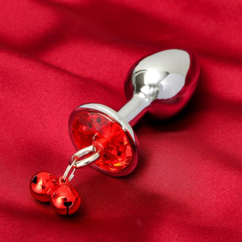 Серебристая анальная пробка с колокольчиками и красным кристаллом - 7 см. - 0