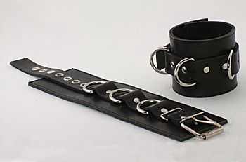 Подшитые чёрные наручники с пряжкой и 3 сварными D-кольцами