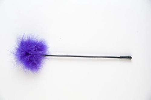 Щекоталка с фиолетовым пушком на кончике - 0