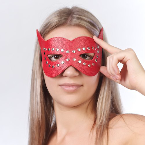 Красная маска на глаза с разрезами и заклепками - 0