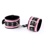 Розово-чёрные наручники с ремешком с двумя карабинами на концах - 0