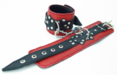 Красные наручники с чёрными проклёпанными ремешками с пряжкой - 1