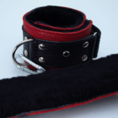 Красно-чёрные кожаные наручники с меховым подкладом - 1