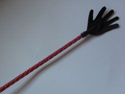Короткий красный плетеный стек с наконечником-ладошкой - 70 см. - 0