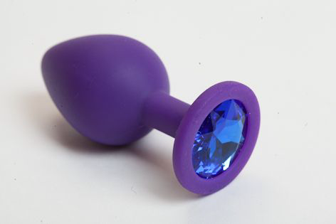 Фиолетовая силиконовая анальная пробка с голубым стразом - 8,2 см. - 0