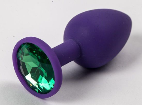 Фиолетовая силиконовая анальная пробка с зеленым стразом - 7,1 см. - 0
