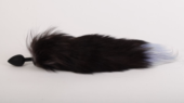 Силиконовая анальная пробка с длинным черным хвостом Серебристая лиса - 1