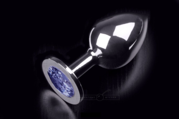 Большая серебристая анальная пробка с круглым кончиком и ярким синим кристаллом - 9 см.