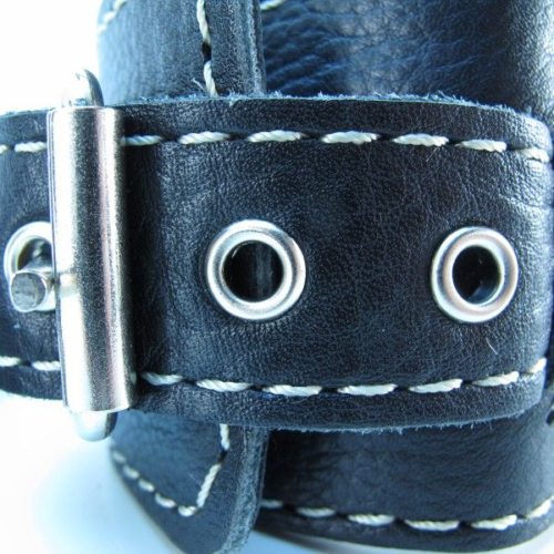 Чёрные кожаные наручники с крупной строчкой - 2