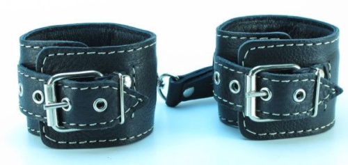 Чёрные кожаные наручники с крупной строчкой - 1