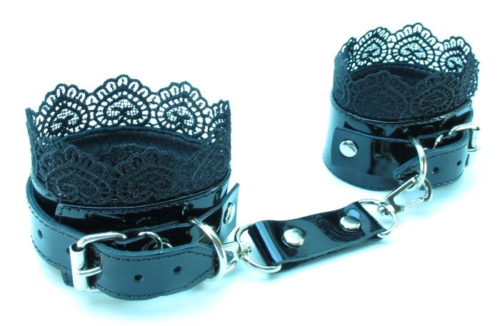 Изысканные чёрные наручники с кружевом - 1