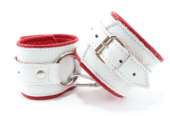 Бело-красные кожаные наручники с кольцом - 0