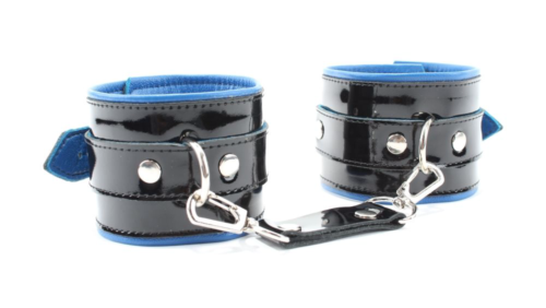 Чёрные лаковые наручники с синим подкладом - 1