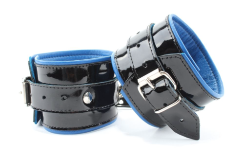 Чёрные лаковые наручники с синим подкладом - 0