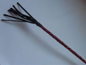 Длинный плетённый стек с наконечником-кисточкой и красной рукоятью - 85 см. - 1