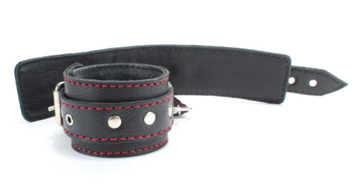 Черные наручники из натуральной кожи с красной строчкой - 2