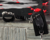 Черные шелковые наручники с цепочкой Sutra (LELO) - 3