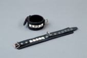 Чёрные кожаные наручники с металлическими квадропуклями - 0