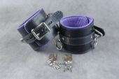 Кожаные подвёрнутые наручники с фиолетовой подкладкой - 0