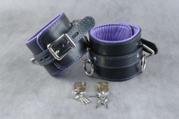 Кожаные подвёрнутые наручники с фиолетовой подкладкой