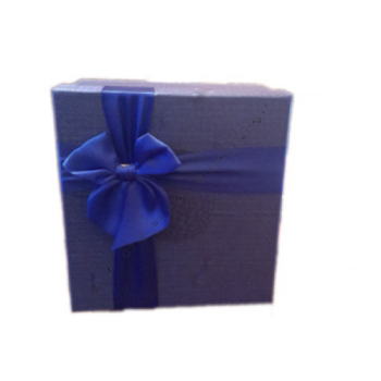 Подарочная коробка с синим бантом (18,5см х 18,5см х 9,5см)